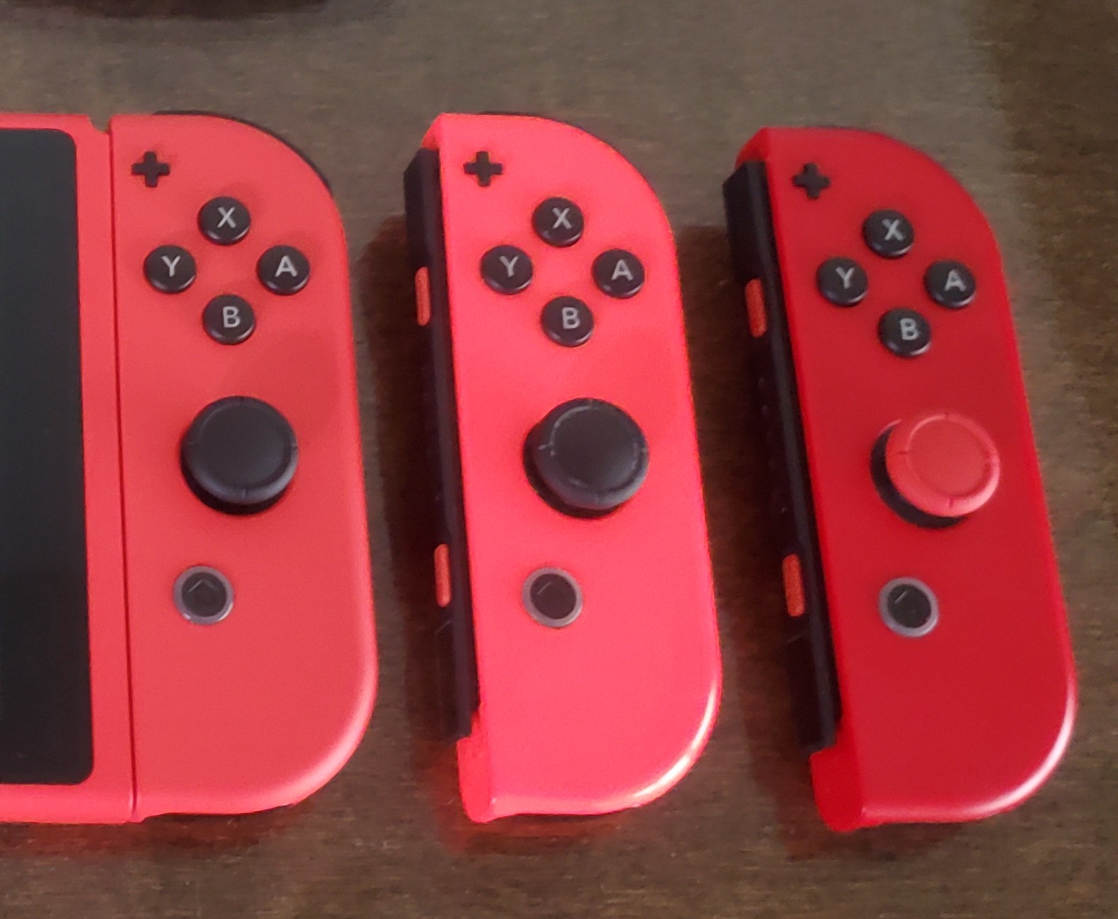 Comparaison des trois JoyCon rouges de la Nintendo Switch Nintendo Switch NintendoMaster