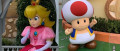Image Princesse Peach et Toad croisés en mascottes dans les allées du parc d'attraction Super Nintendo World