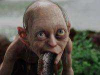Golum mange un poisson