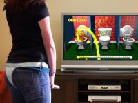 Une fille qui pisse avec sa wiimote