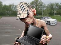 Golum racaille avec un PC portable
